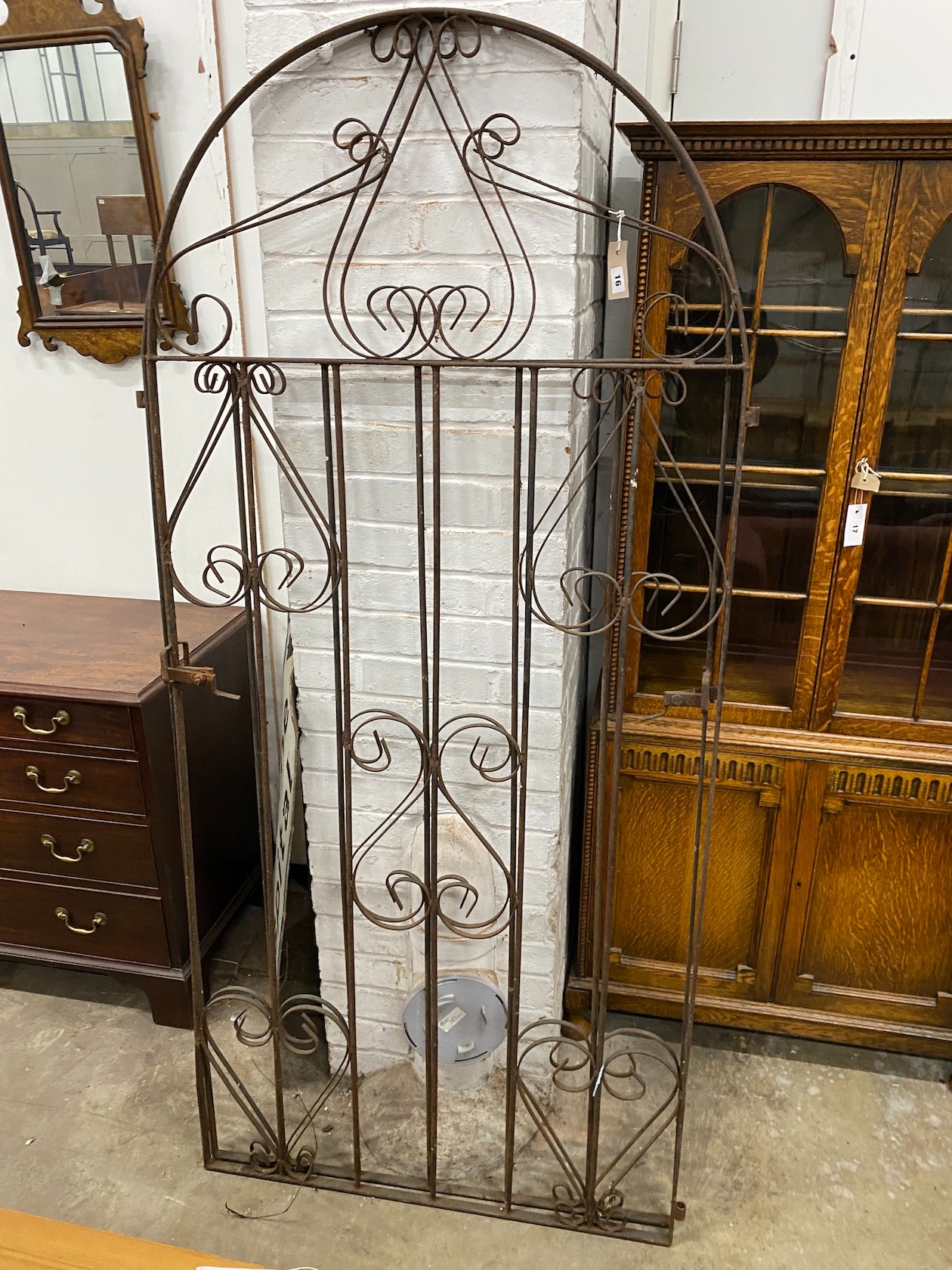 A pair of arched wrought iron gates, each gate width 85cm, height 187cm